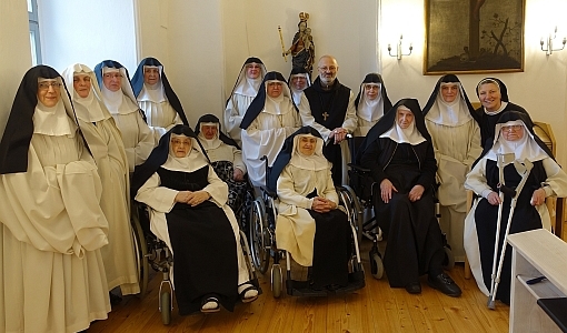 der Konvent der Zisterzienserinnen von St. Marienthal, mit H. H. Generalabt Mauro-Guiseppe Lepori OCist und 1 Gastschwester, am 22. Februar 2016