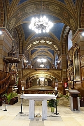 Blick vom Altar zurück ins Kirchenschiff