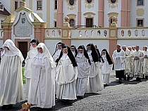 Prozession auf dem Klosterhof bzw. in der Klosterkirche St. Marienthal