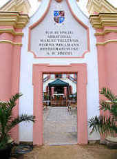 das Eingangsportal zum Ehrenhof vom Kloster St. Marienthal
