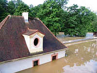das Hochwasser bahnt sich seinen Weg ins Kloster