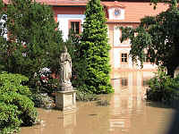 Hochwasser im Kloster St. Marienthal - der Klosterhof ist überflutet