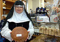 Schwester Consilia präsentiert das Steinofenbrot der Klosterbäckerei St. Marienthal