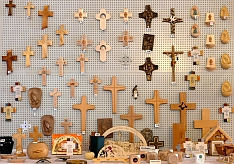 Kreuze, Handarbeiten und Holzwaren mit christlichen Motiven in unserem Klostermarkt