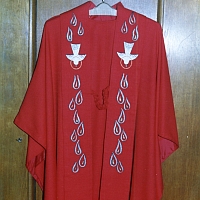 Rochett, Schultertücher und Ordenskleidung aus unserer Paramentenwerkstatt vom Kloster