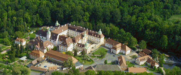idyllisch gelegen - das Kloster St. Marienthal in 02899 Ostritz - unmittelbar an der Neiße und inmitten waldreicher Umgebung