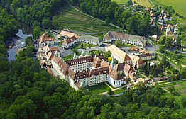 die Luftbildaufnahme der Klosteranlage vom Kloster St. Marienthal im Dreiländereck - unmittelbar neben dem Grenzfluss Neiße