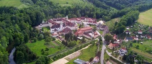 WIR  laden  SIE  zu  UNS  ins  Kloster St. Marienthal in 02899 Ostritz ein - zum Besuch, zum Urlaub, zur Übernachtung und zu Kursen / Seminaren.